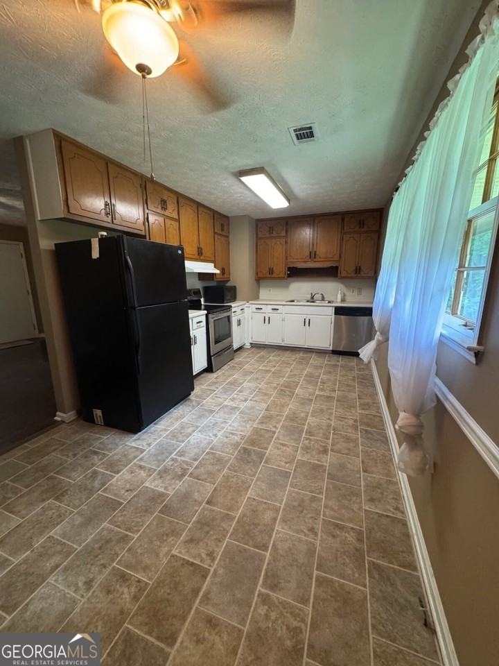 100 Fleeta Dr - Photo 4 of 13