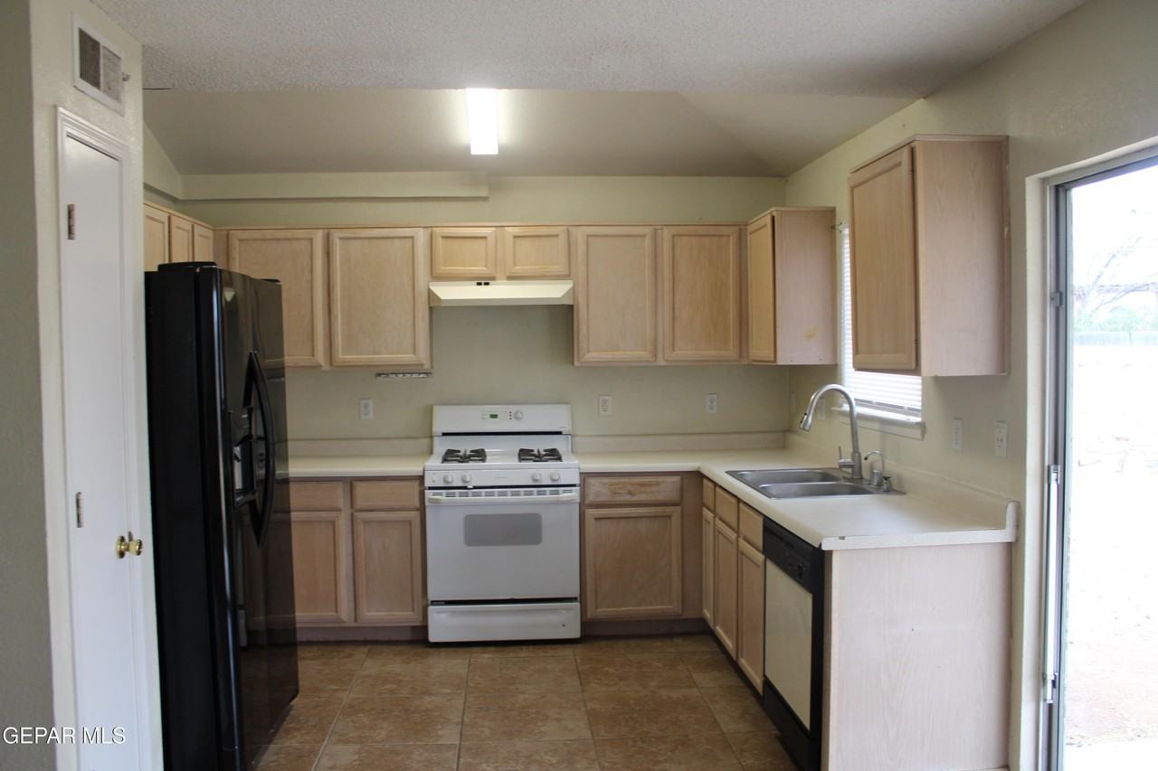 11008 Rogers Hornsby St - Photo 4 of 27