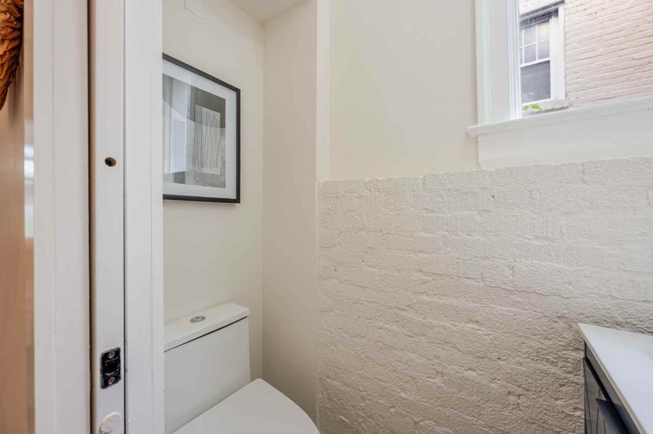 1742 L St Ne - Photo 7 of 34