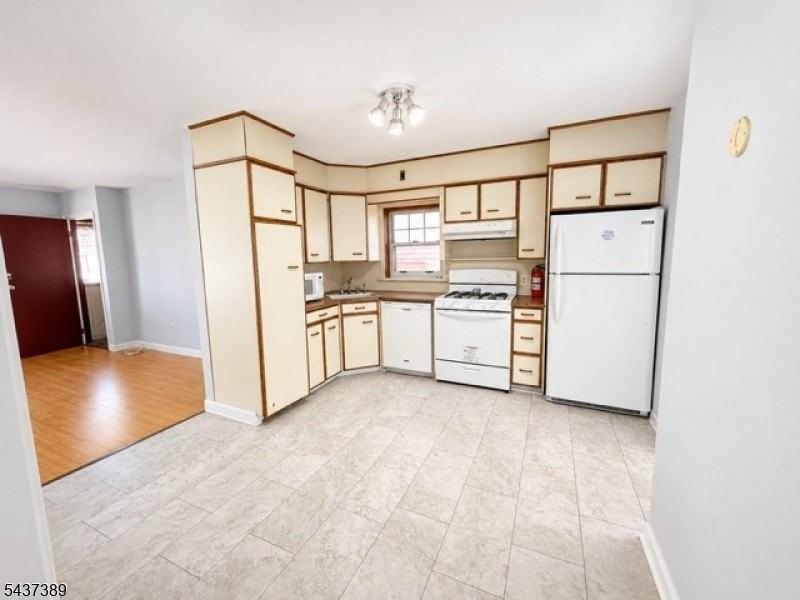 120 Grant Ave - Photo 5 of 11