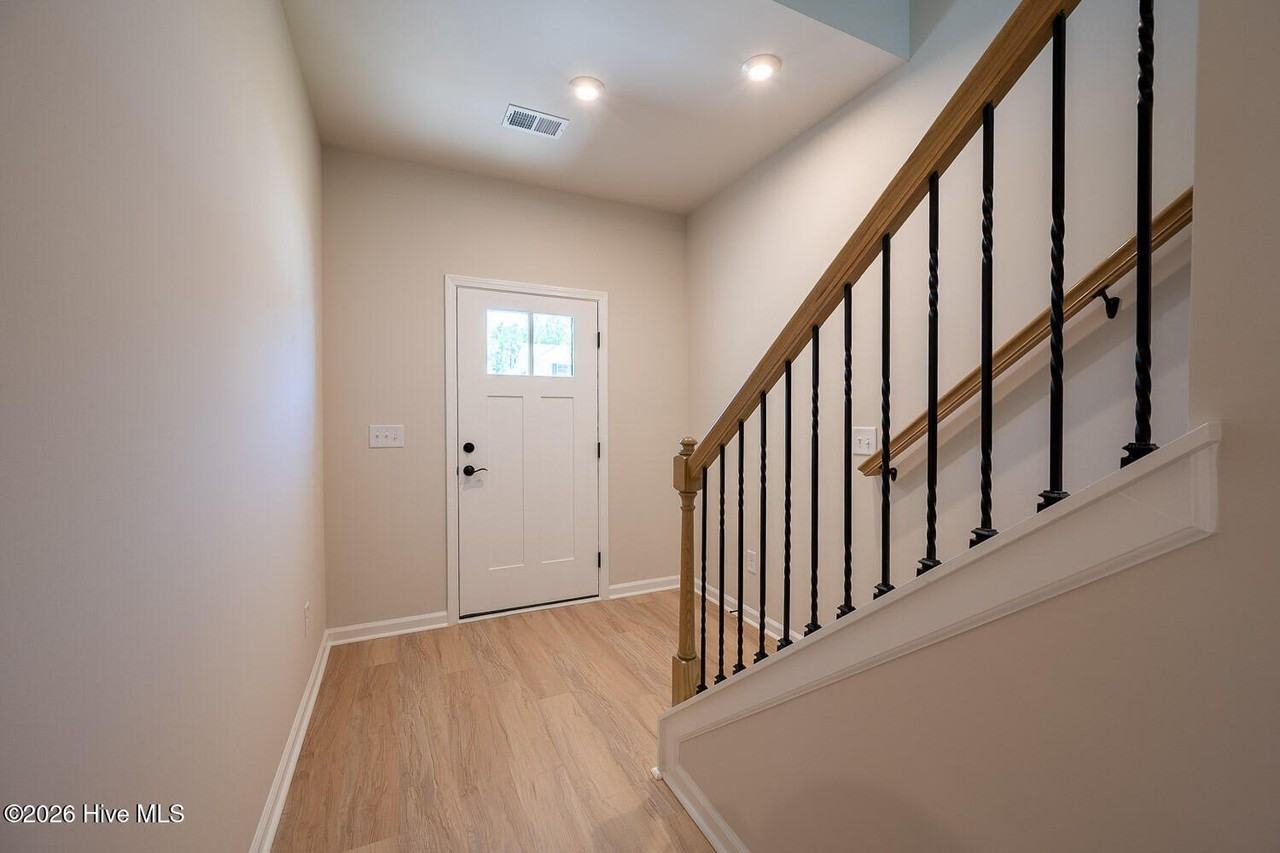 852 Tess St - Photo 3 of 30