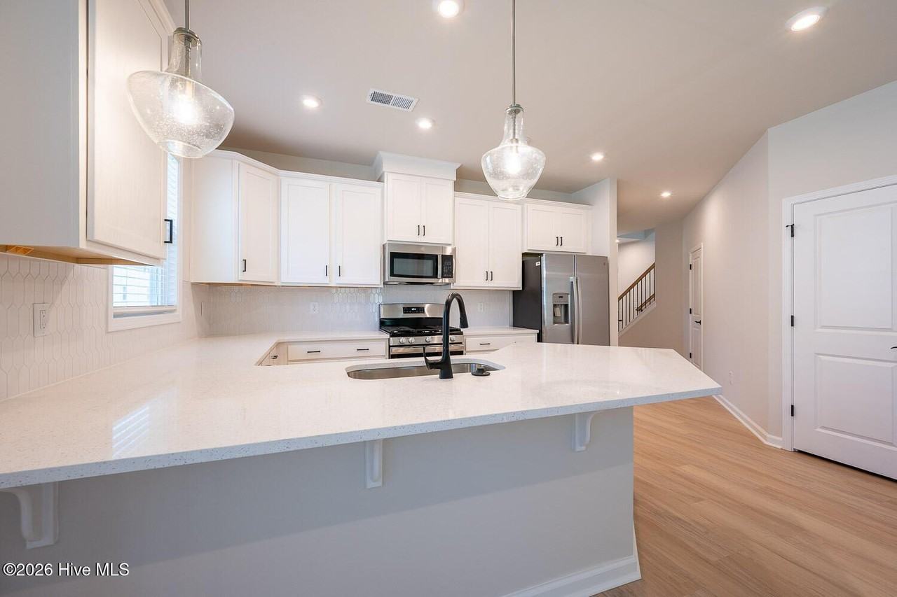 852 Tess St - Photo 5 of 30