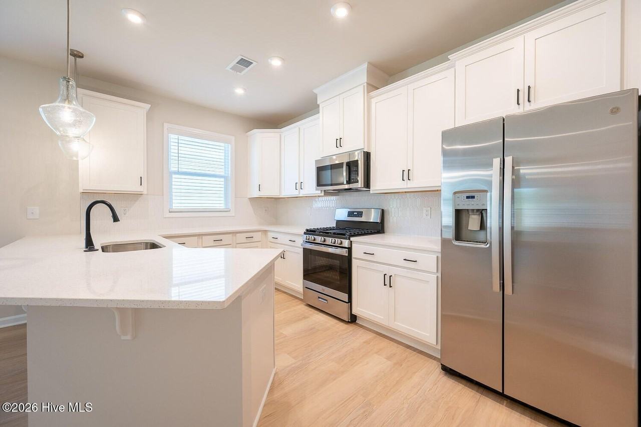 852 Tess St - Photo 6 of 30