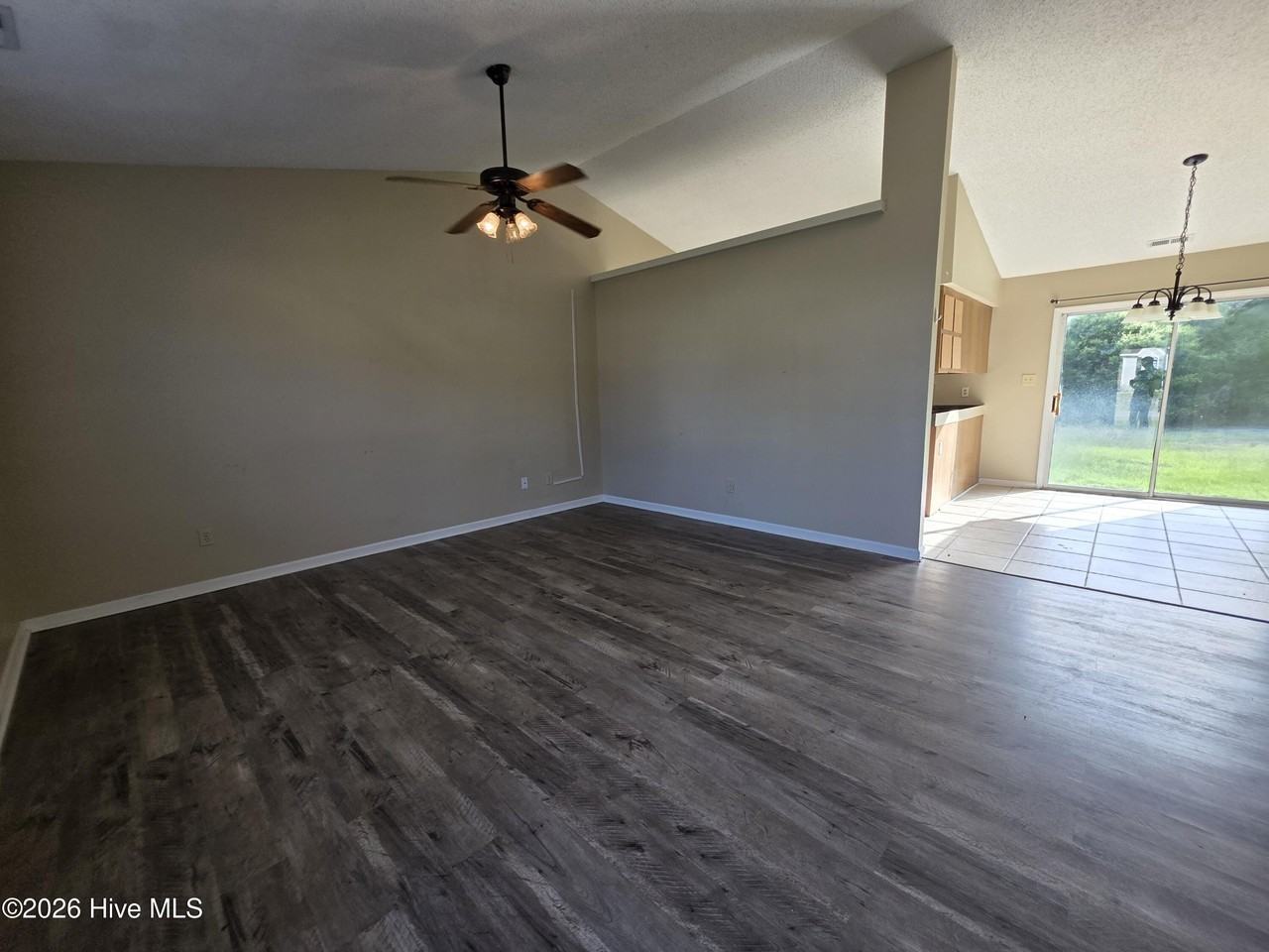 206 S Ginger Dr - Photo 2 of 15