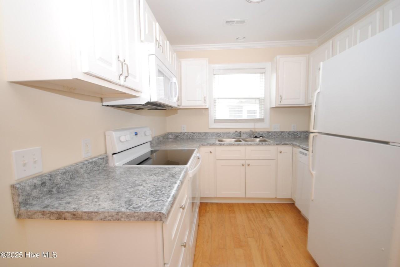 3225 Belmont Cir - Photo 7 of 23