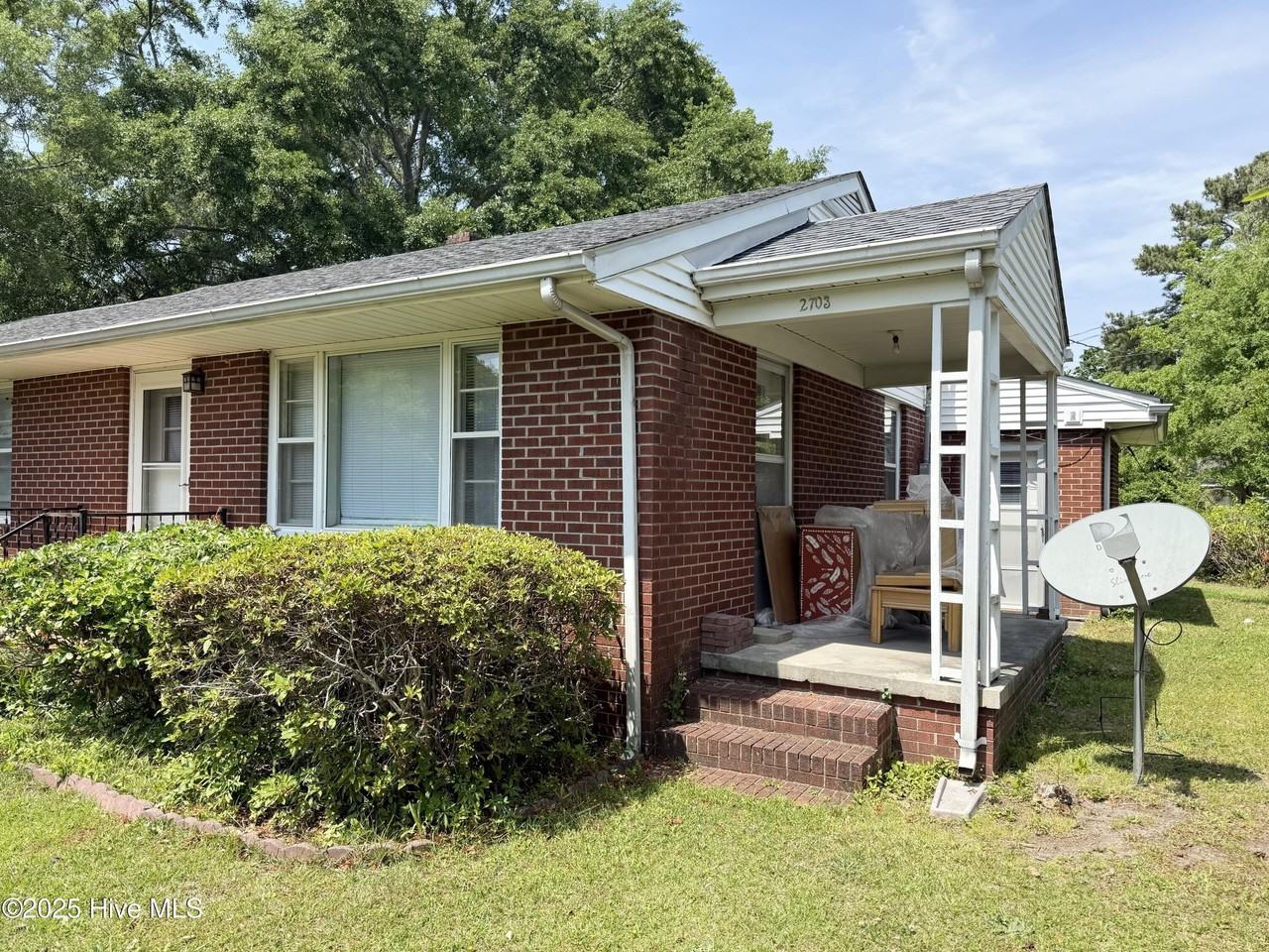 2703 Jackson Dr - Photo 4 of 20