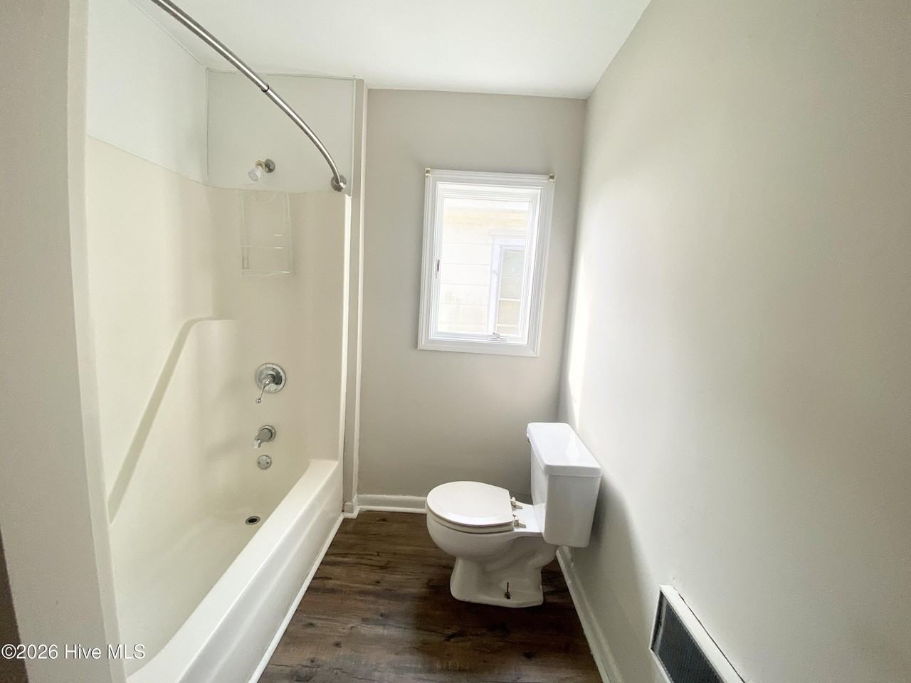 501 E Broad St #B - Photo 5 of 6