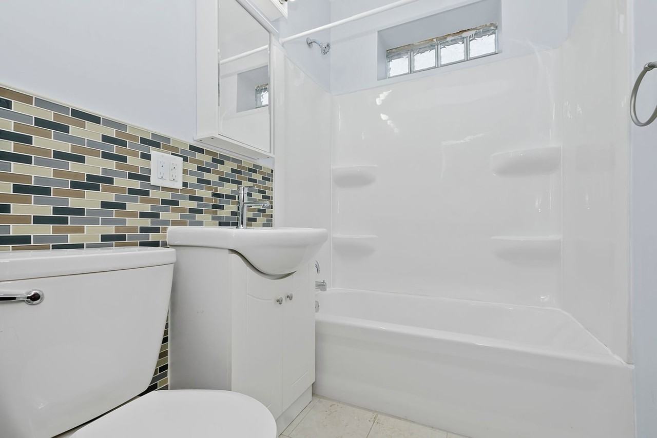 2324 W 111th St - Photo 3 of 8