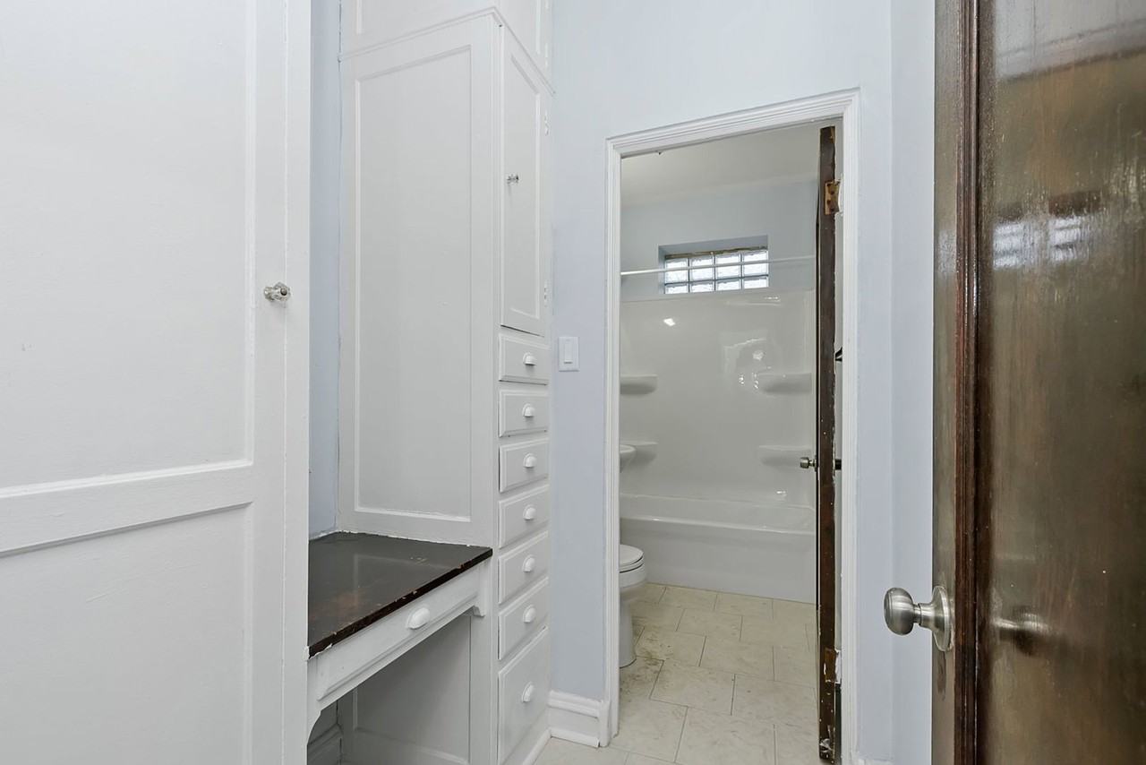 2324 W 111th St - Photo 4 of 8