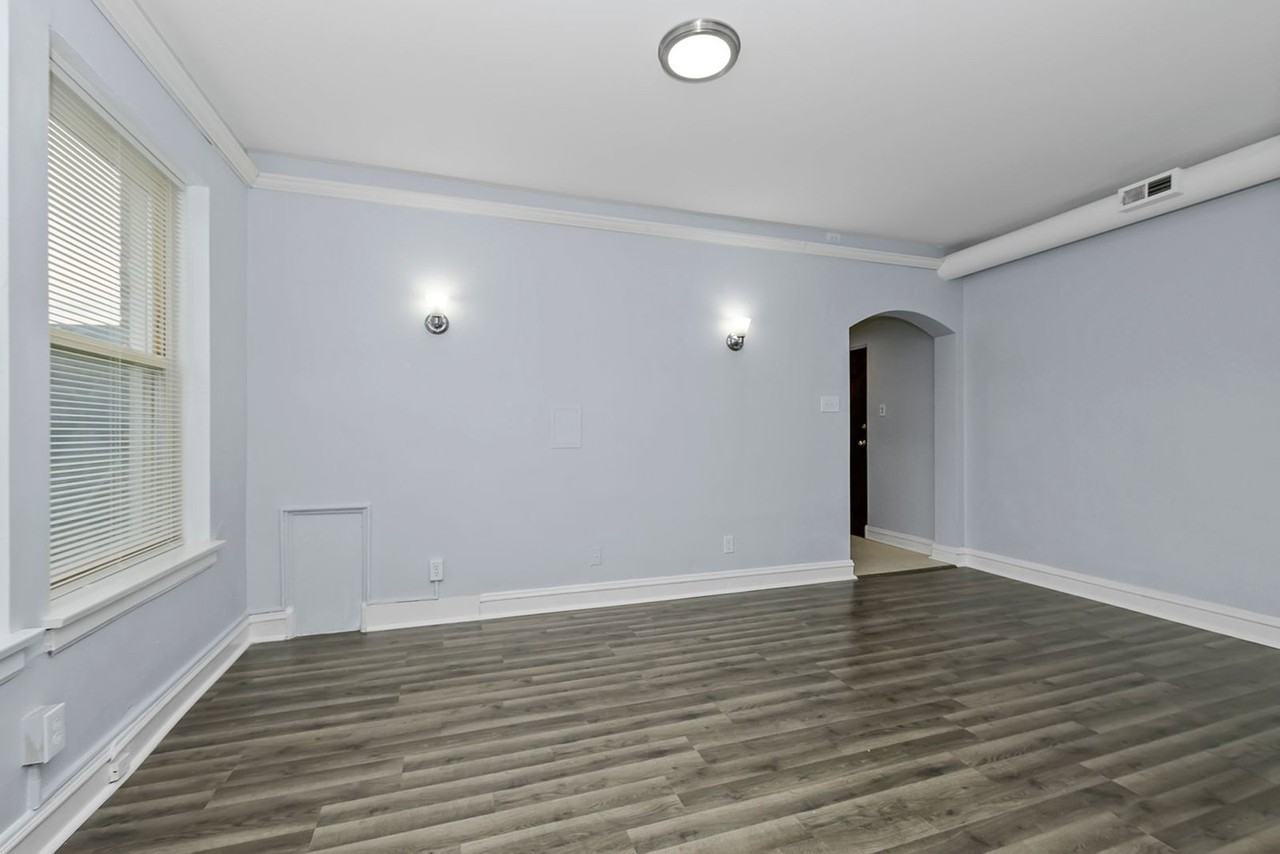 2324 W 111th St - Photo 6 of 8