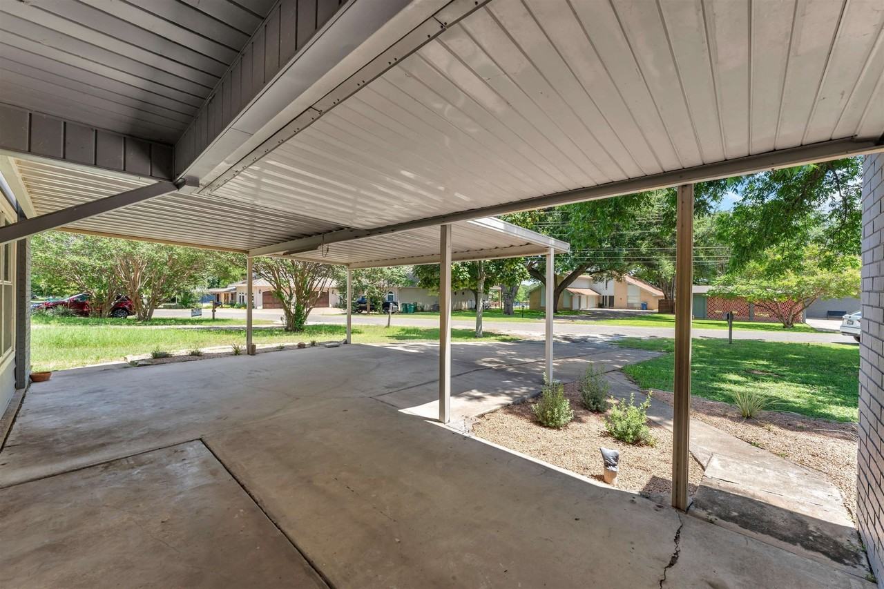 1803 Bluebonnet Ln - Photo 6 of 33