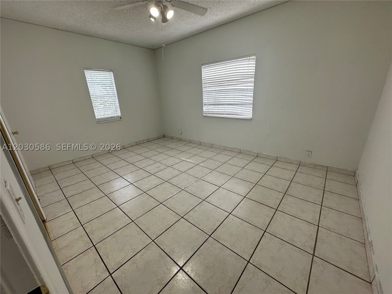 2135 Lincoln St - Photo 4 of 12