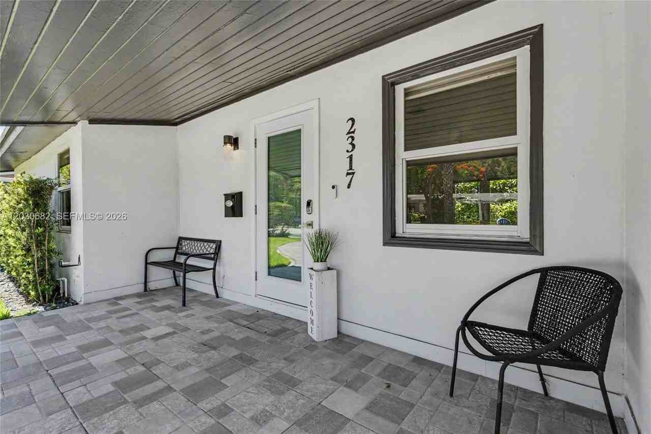 2317 Sw 34th Ave - Photo 2 of 22