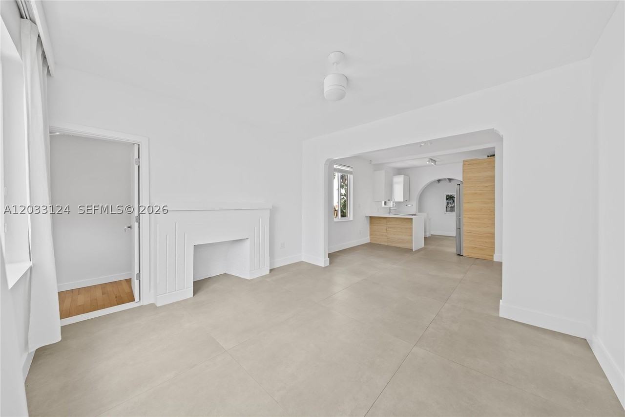 565 Nw 44th St - Photo 3 of 29