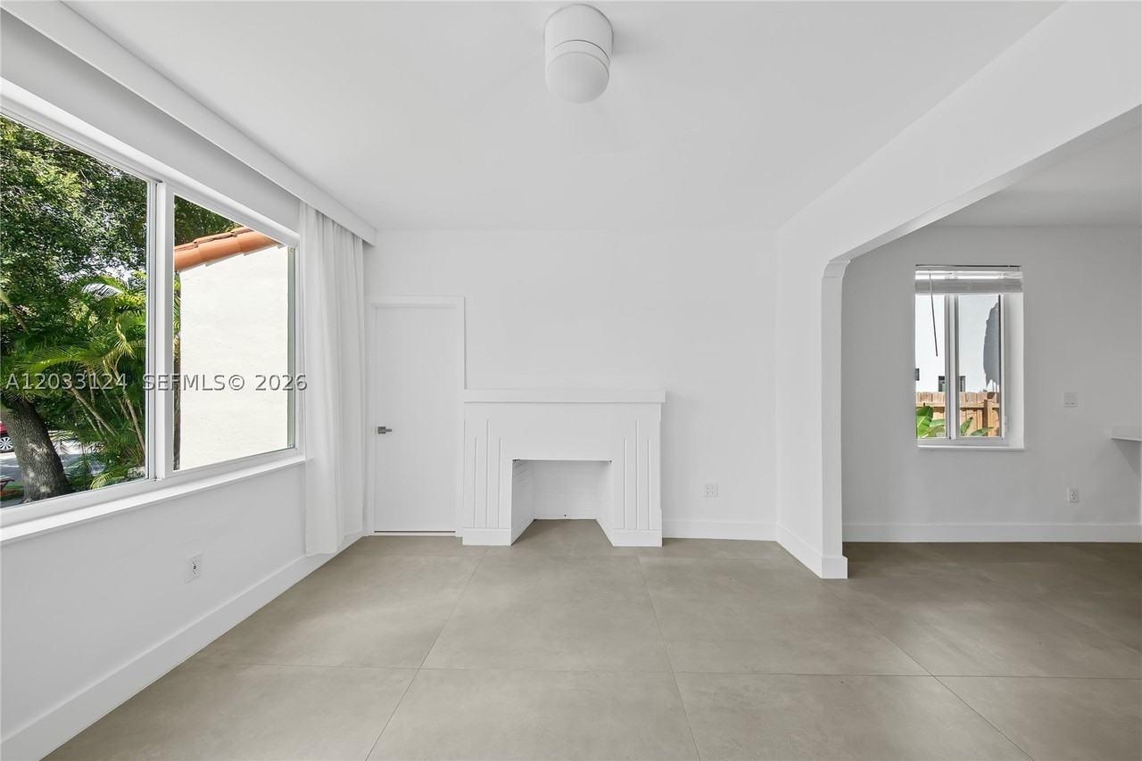 565 Nw 44th St - Photo 4 of 29