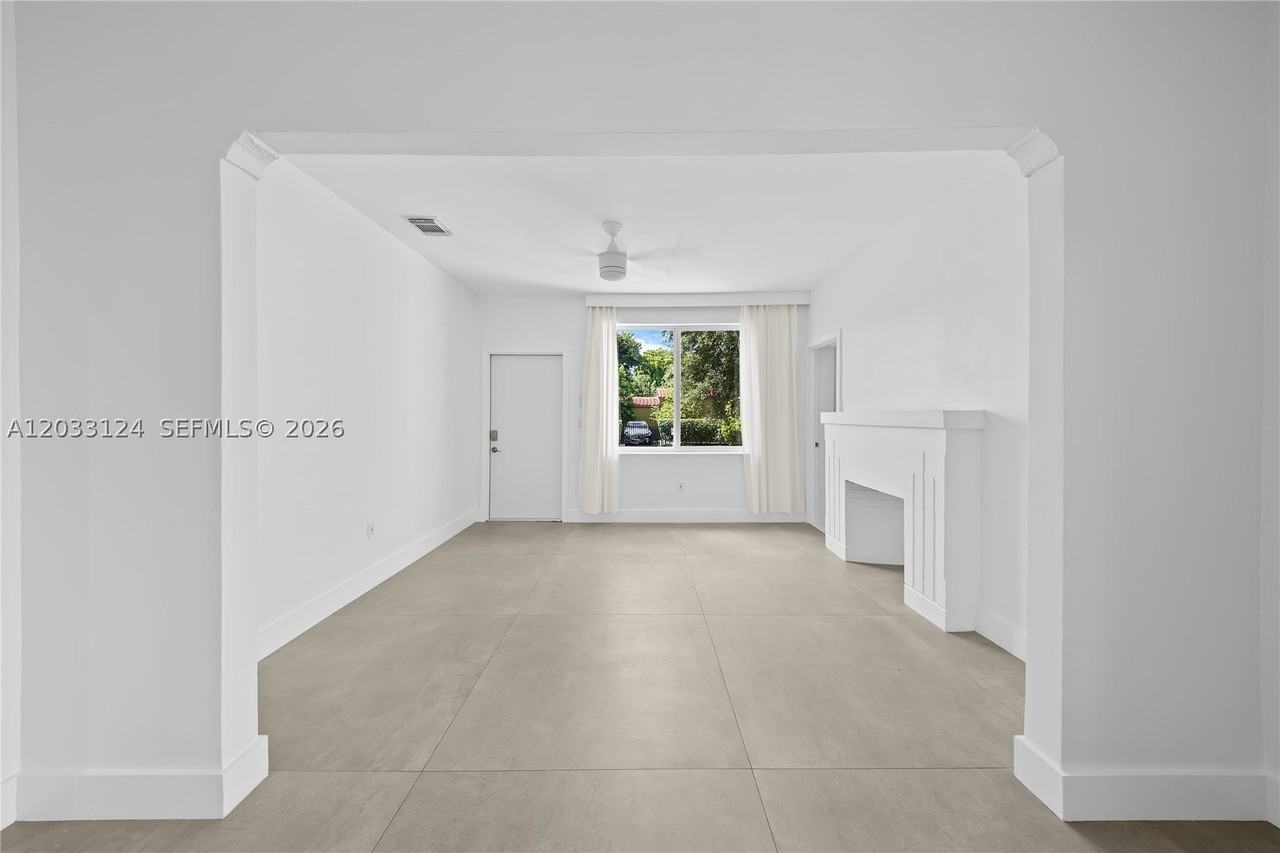 565 Nw 44th St - Photo 5 of 29