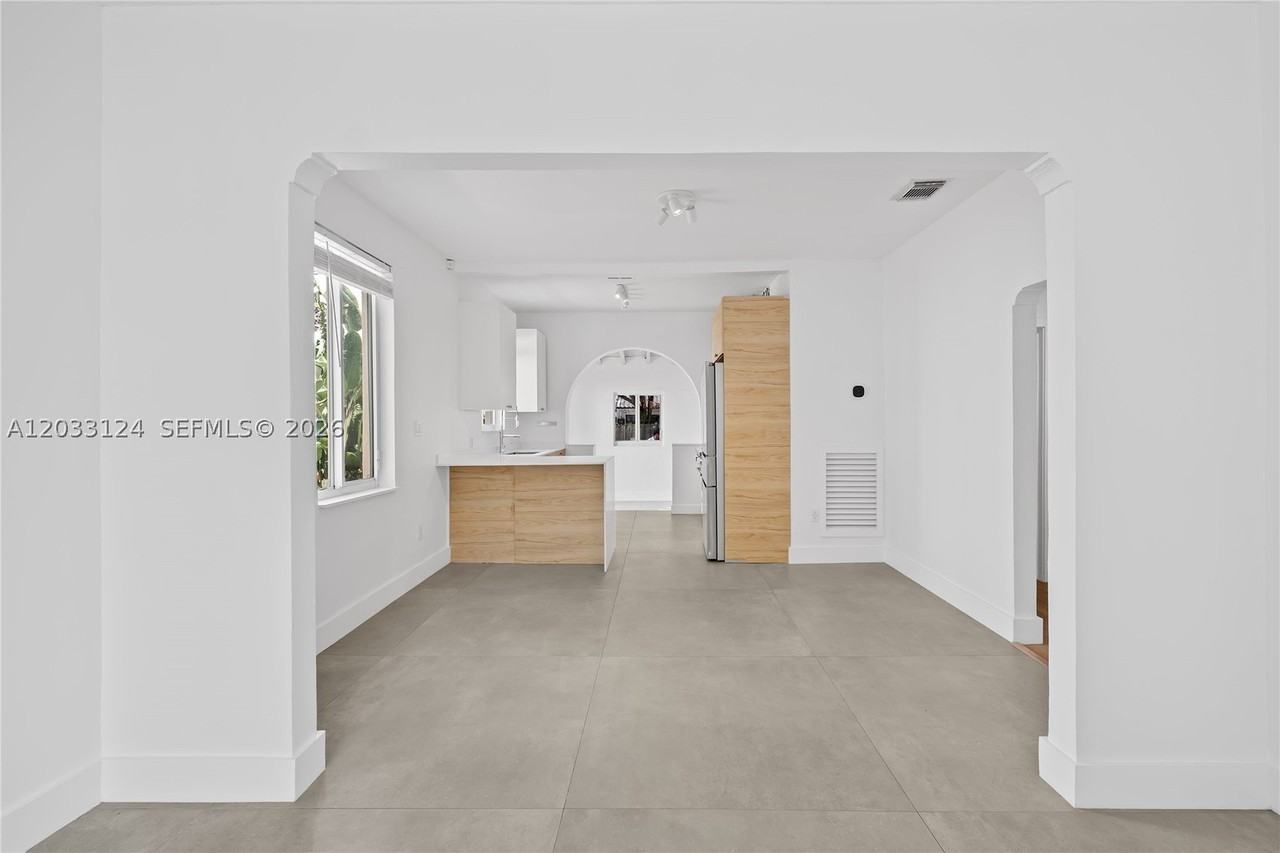 565 Nw 44th St - Photo 6 of 29