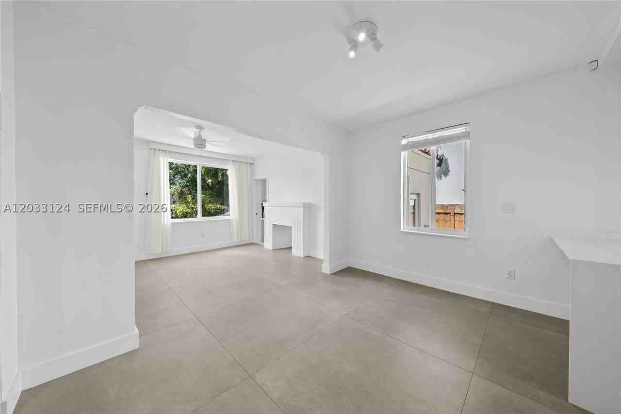 565 Nw 44th St - Photo 7 of 29