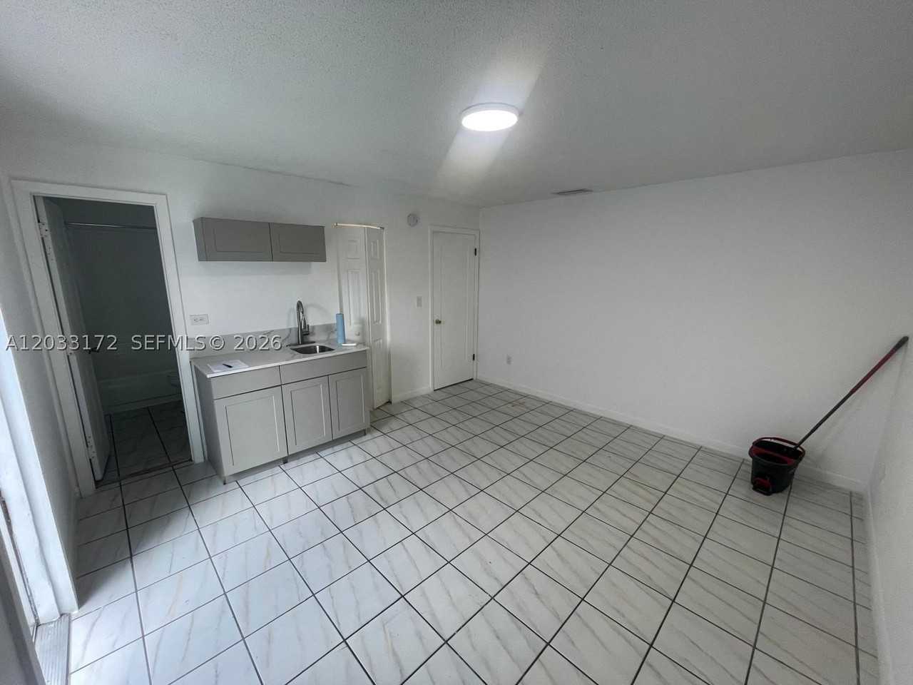 1717 Nw 16th St #B - Photo 2 of 6
