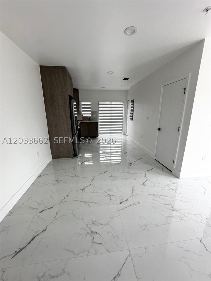 19229 Nw 37th Ave - Photo 4 of 12