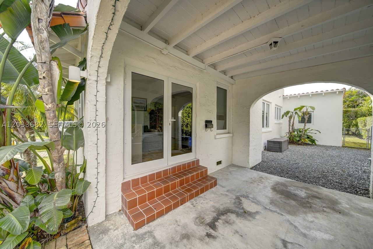 1212 Medina Ave - Photo 3 of 21