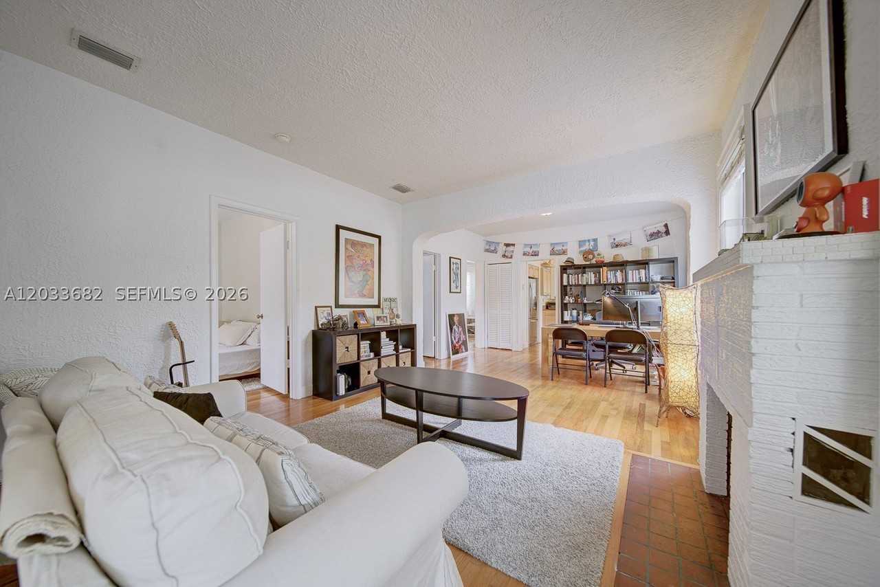 1212 Medina Ave - Photo 6 of 21