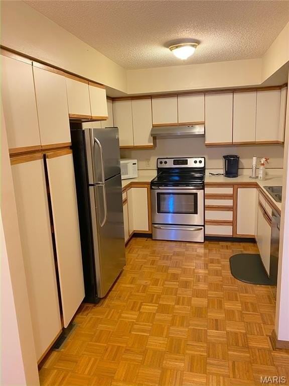 10 Old Orchard Ln - Photo 2 of 13