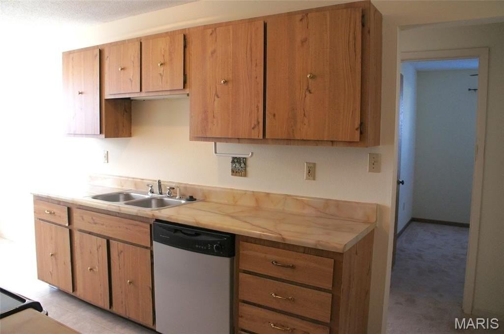 1420 Royal Oak Ct - Photo 6 of 22
