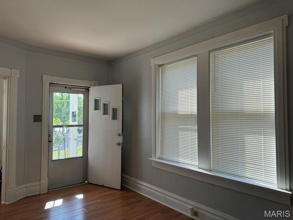 539 N Elm Ave - Photo 3 of 10