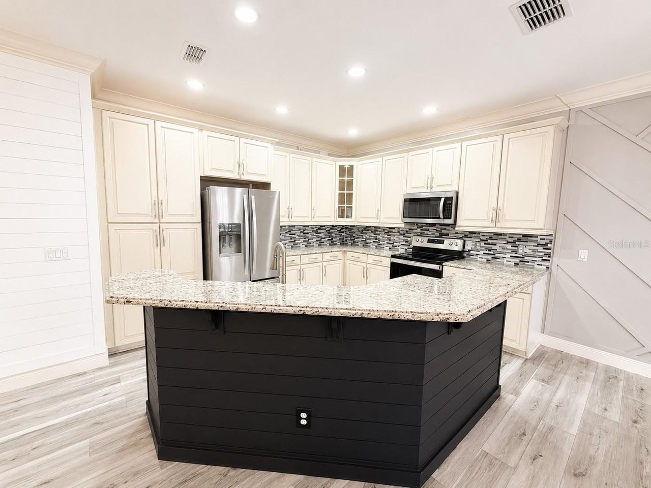 10403 Belfry Cir - Photo 4 of 27