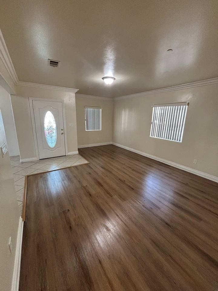 1446 East 52nd Street - Photo 3 of 19
