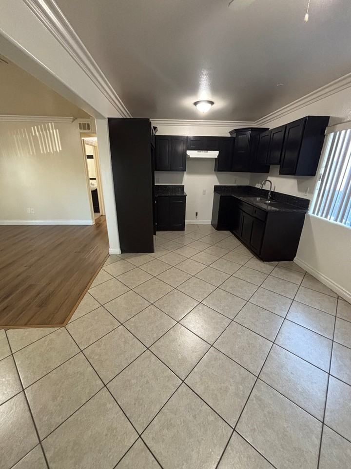 1446 East 52nd Street - Photo 5 of 19