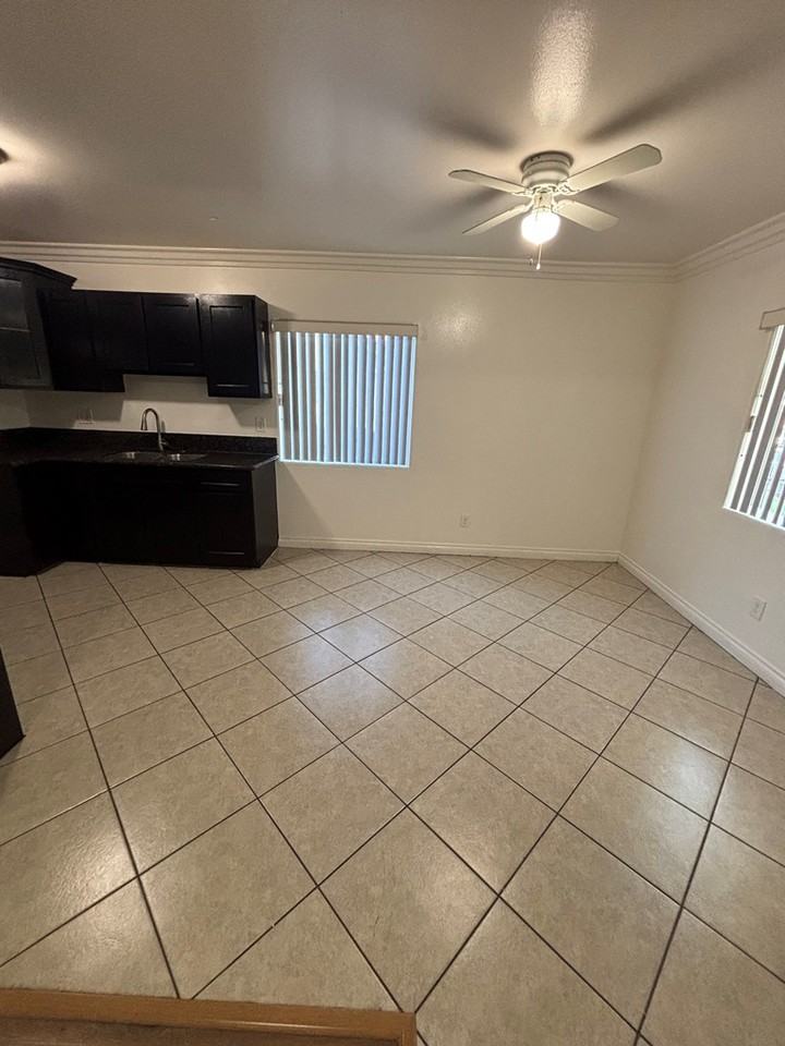 1446 East 52nd Street - Photo 4 of 19