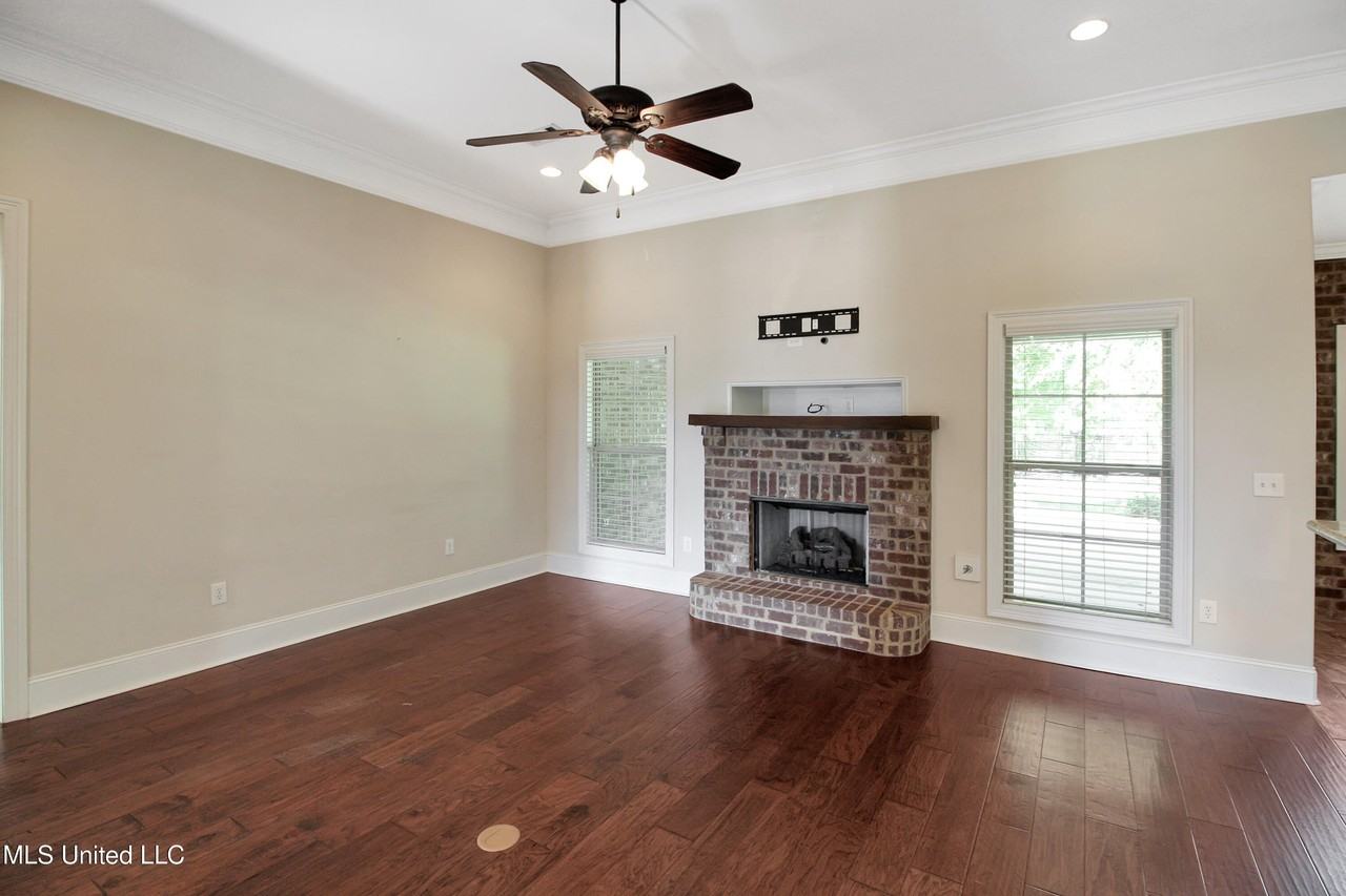 114 Huber St - Photo 4 of 24
