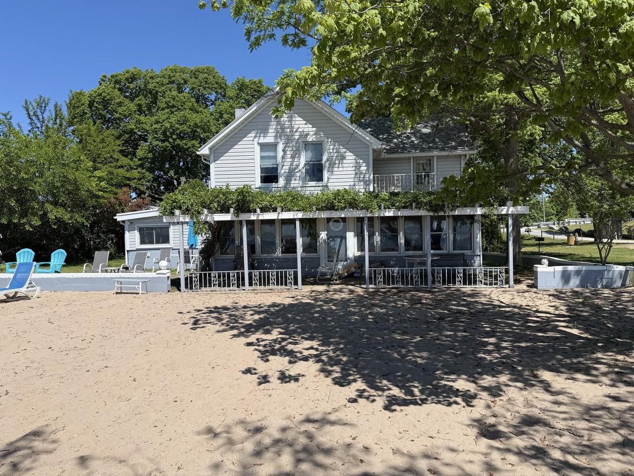 1031 Heritage Rd - Photo 5 of 12