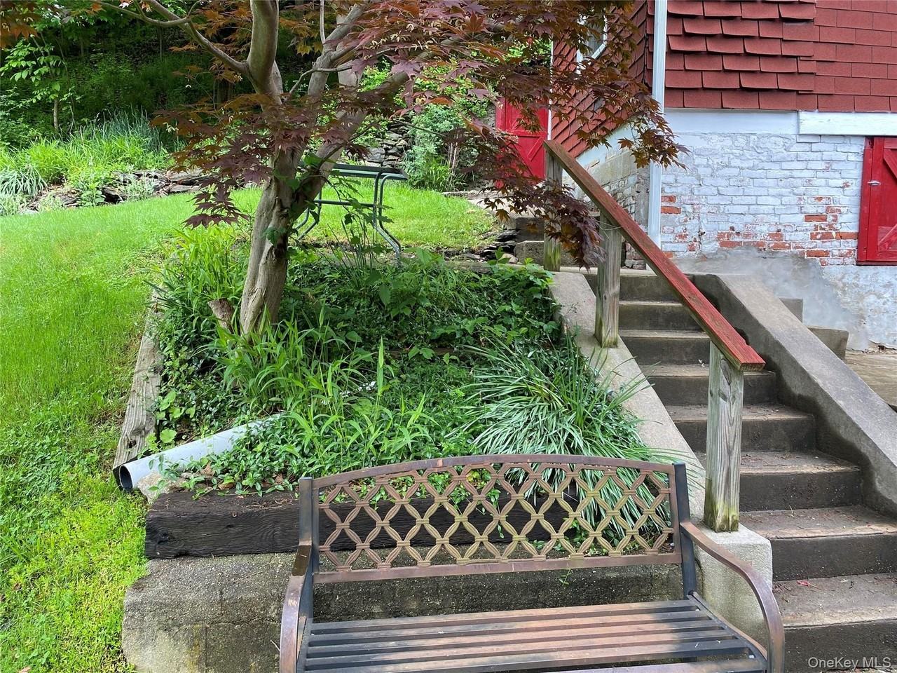 87 Snowden Ave - Photo 3 of 17