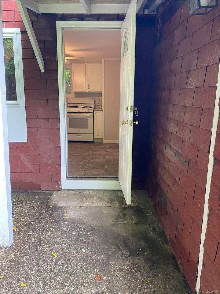 87 Snowden Ave - Photo 4 of 17