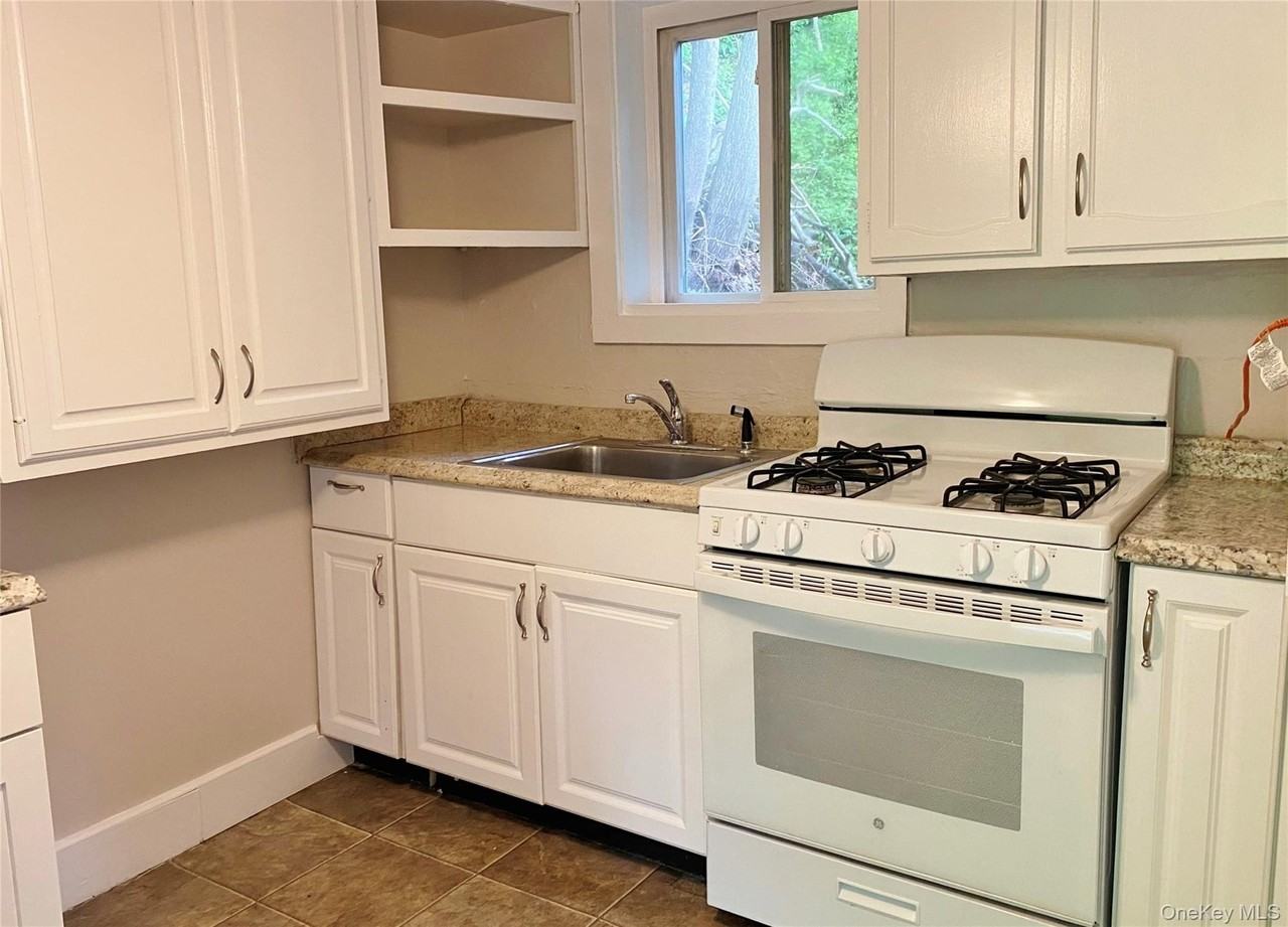 87 Snowden Ave - Photo 6 of 17