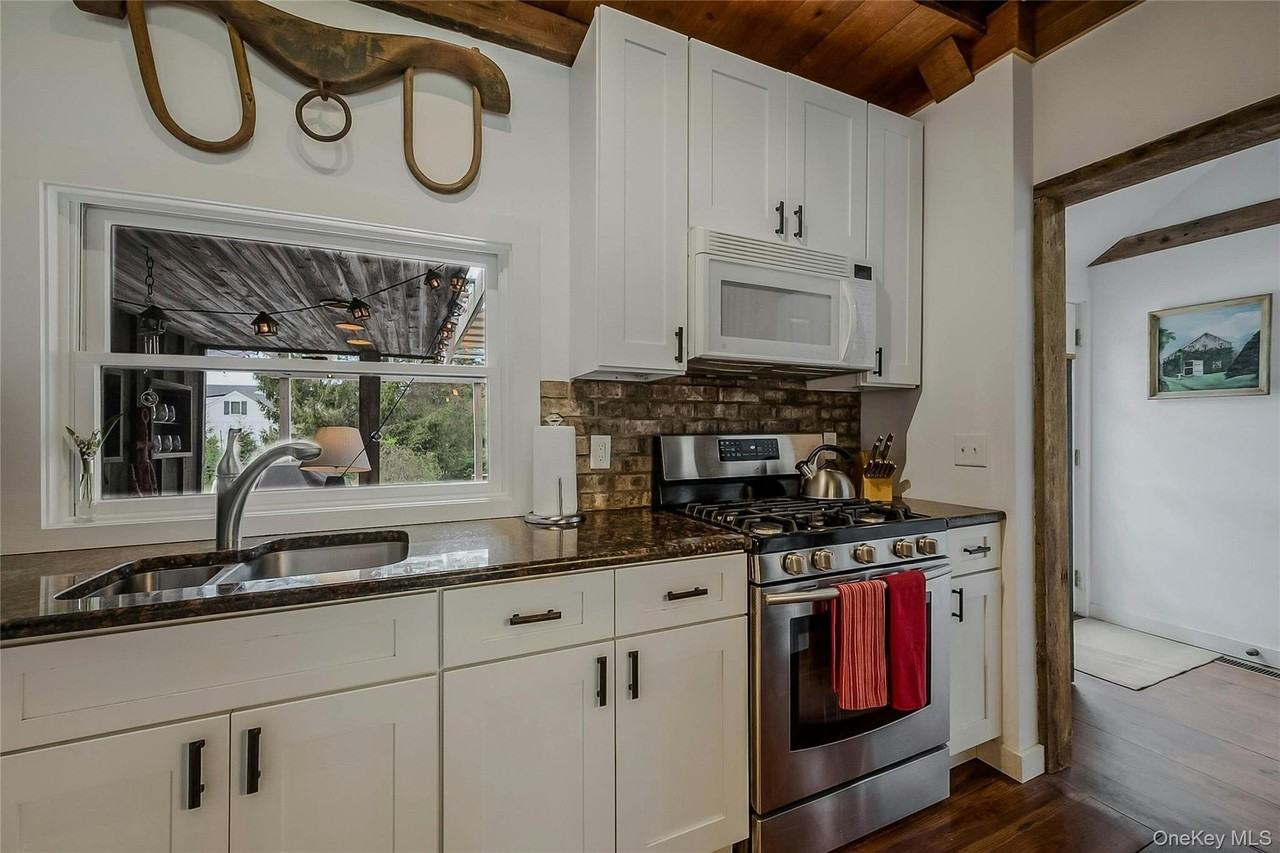 5 Jessup Ln - Photo 4 of 21