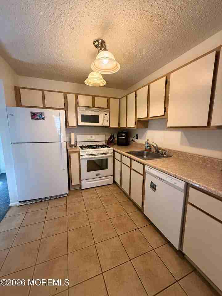 305 Wildflower Ct - Photo 4 of 12