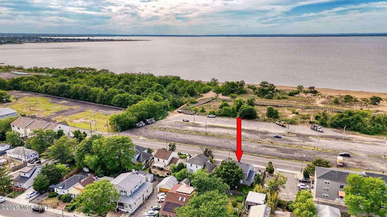 450 Beachway Ave - Photo 5 of 30