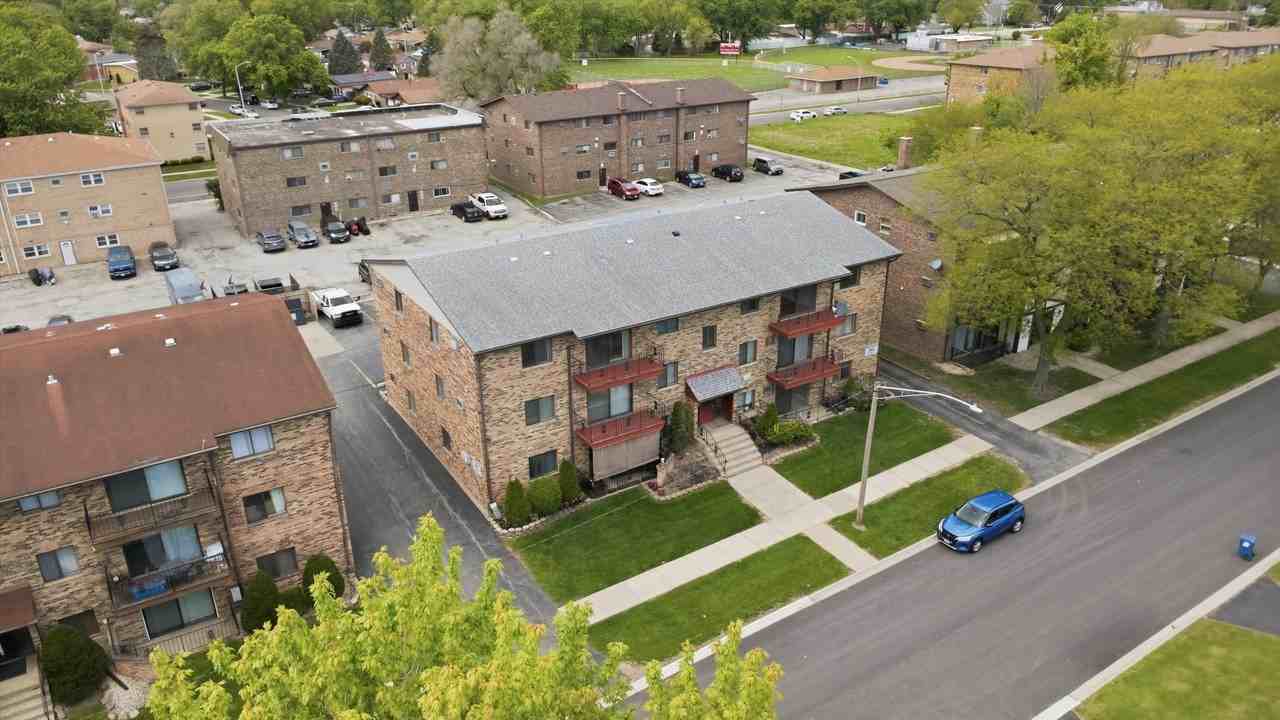 11810 S Komensky Ave #102 - Photo 3 of 21
