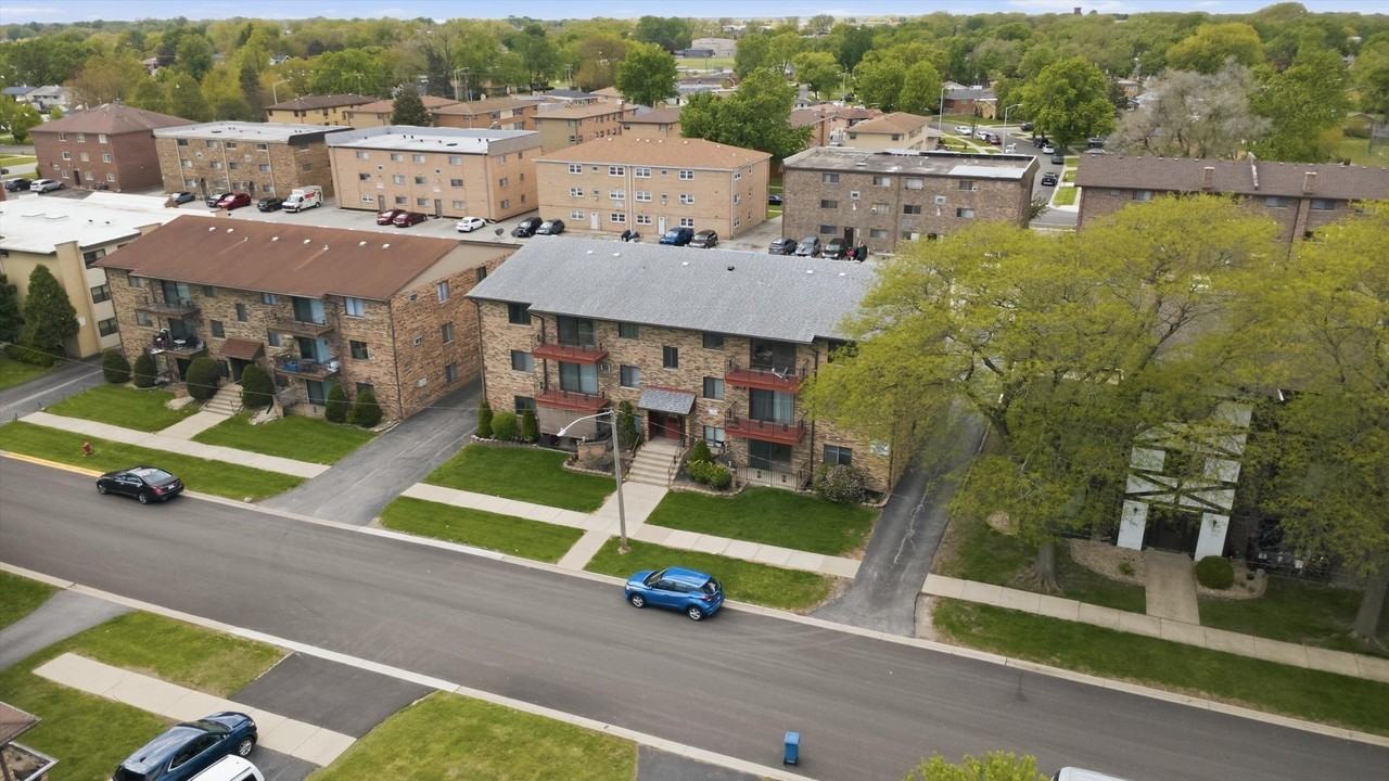 11810 S Komensky Ave #102 - Photo 4 of 21