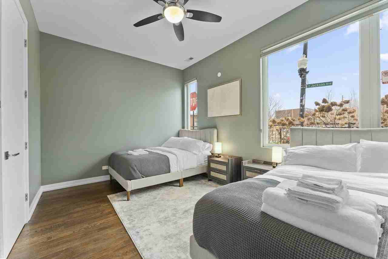 2437 W Jackson Blvd - Photo 3 of 29