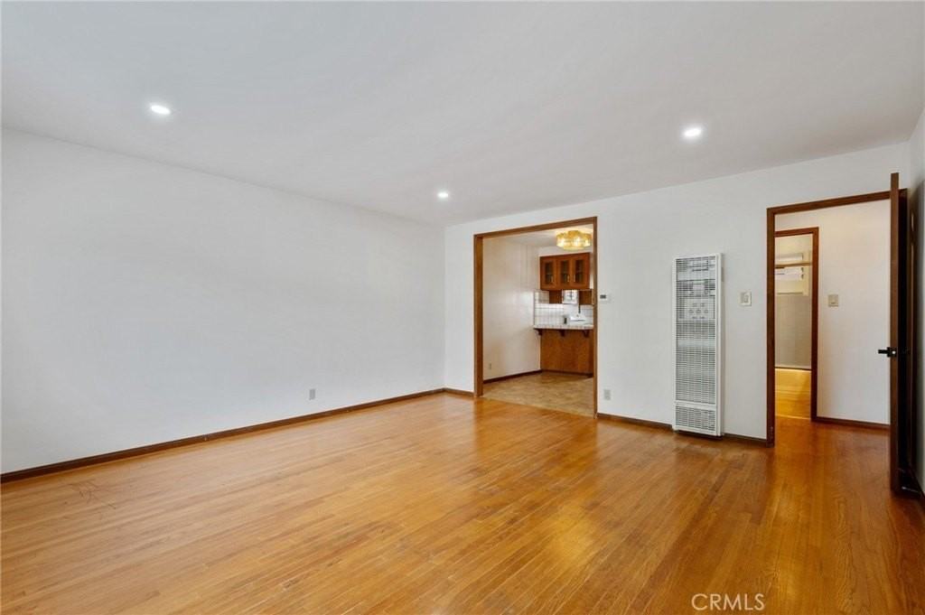 983 W 10th St - Photo 2 of 27