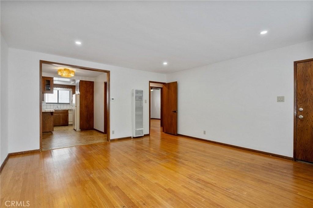 983 W 10th St - Photo 3 of 27