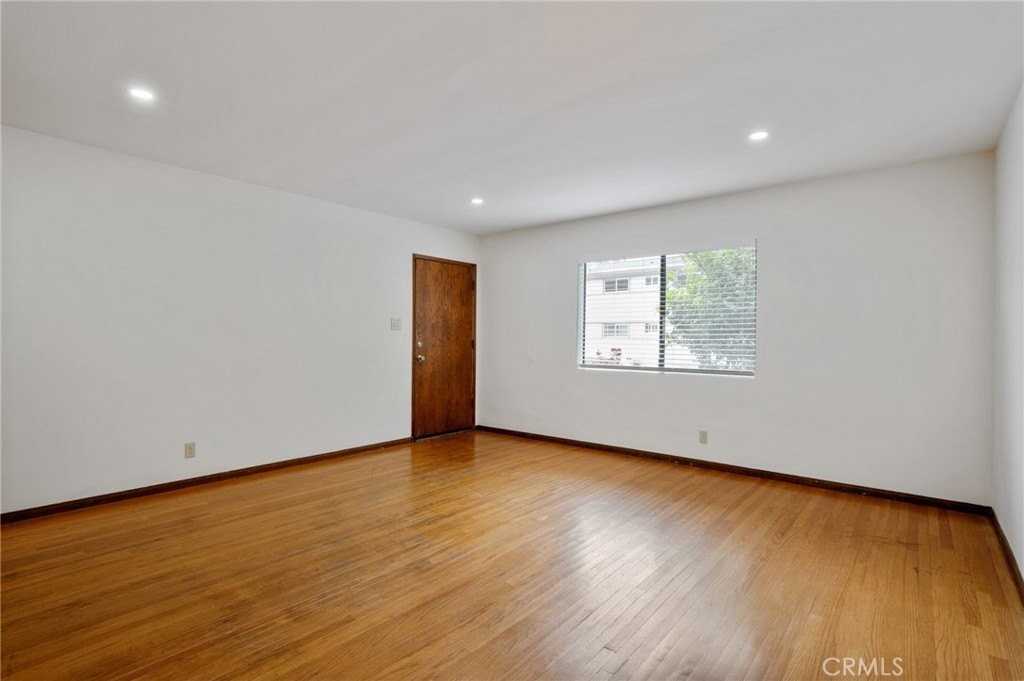 983 W 10th St - Photo 4 of 27