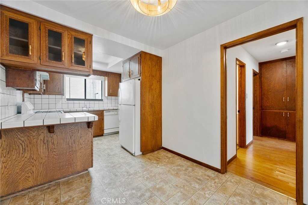 983 W 10th St - Photo 6 of 27