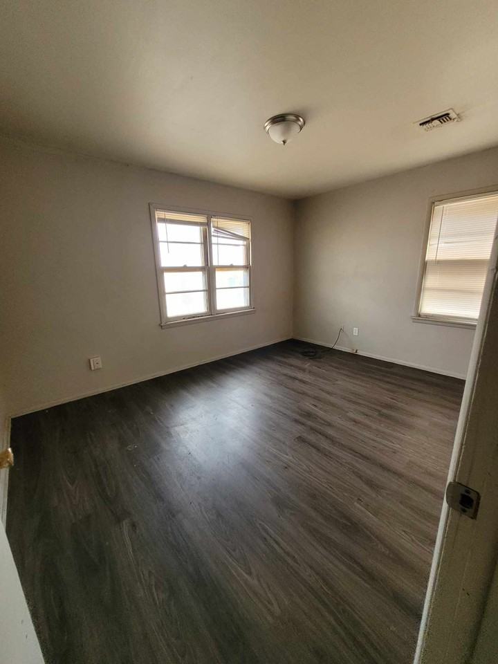 2236 Sw 49th St #1 - Photo 4 of 6