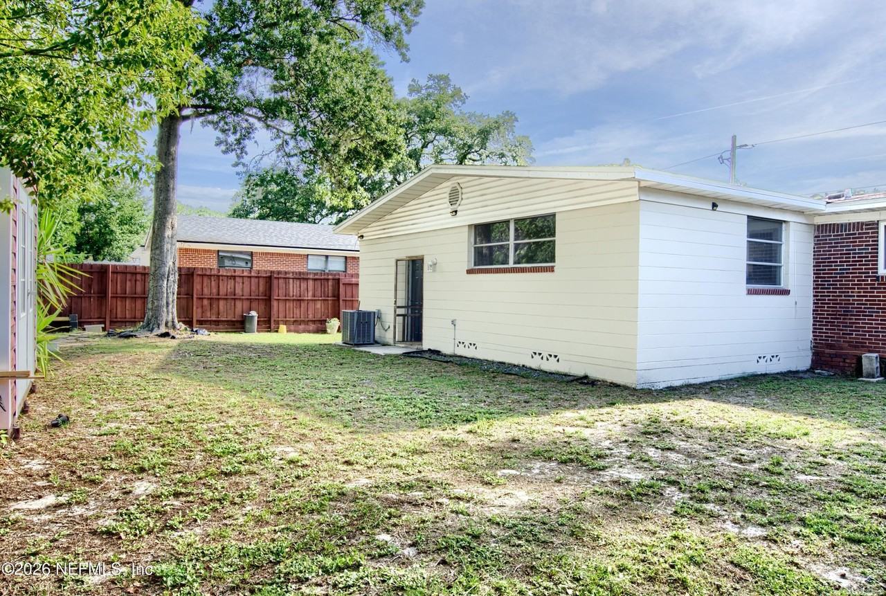 1370 Labelle St - Photo 2 of 27